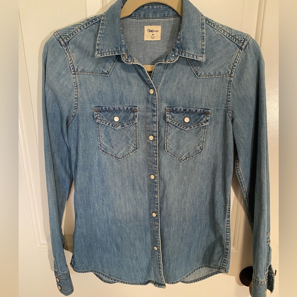 Gap 1969 denim shirt. Women’s size XS.
